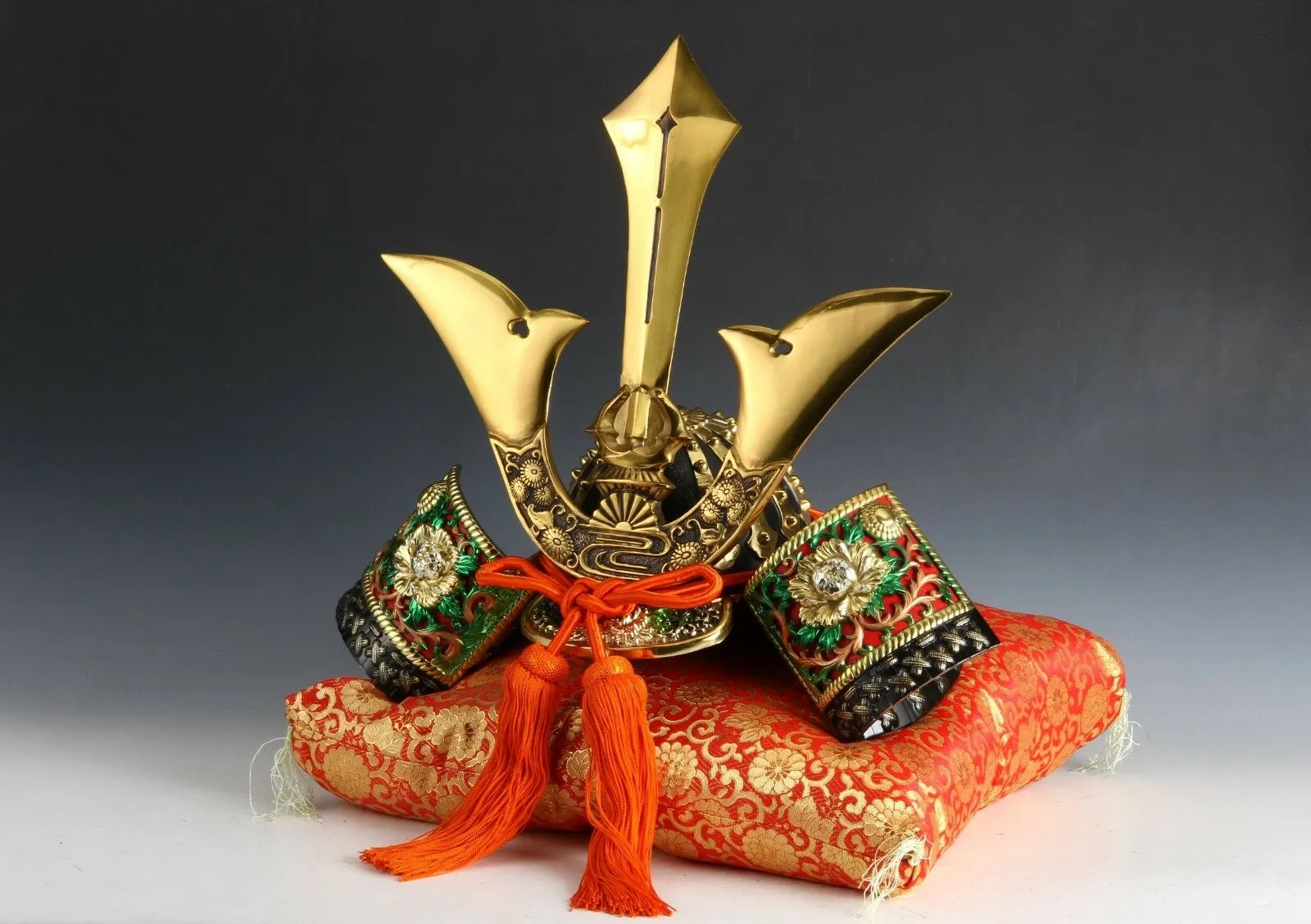 Japanese Beautiful Samurai Helmet  -Kusunoki Masashige Kabuto- with a cushion